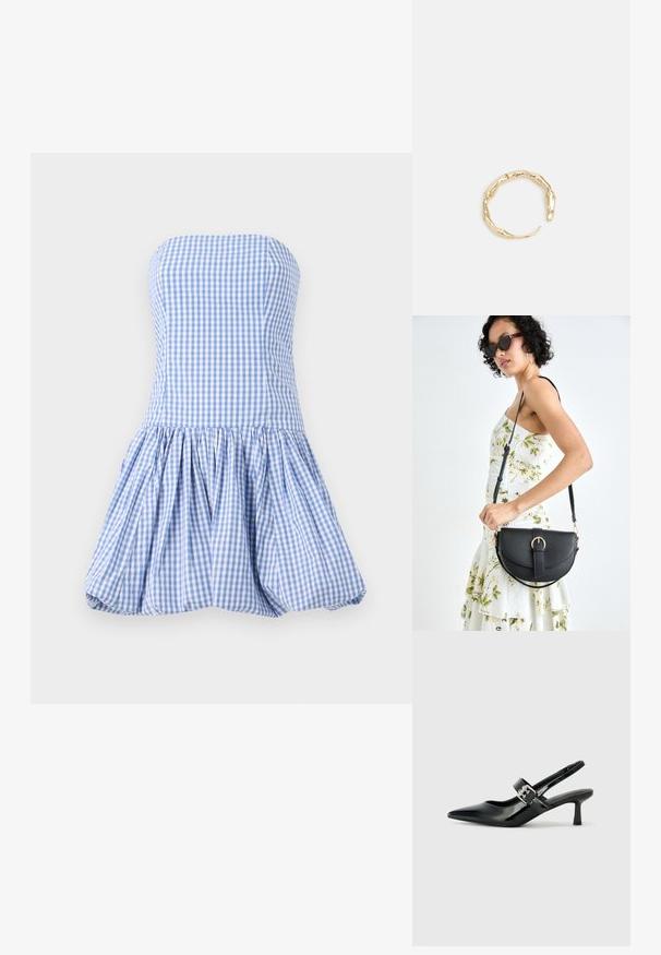 Šaty bez ramienok v modro-bielej kockovanej vzore, s priliehavým telom a rozšírenou, nariasenou sukňou s textúrovaným povrchom.; Čierne patentové kožené sandále na podpätku so špicatou špičkou a malým blokovým podpätkom, s dekoratívnou striebornou sponou na remienku.; Čierna kožená kabelka s zaobleným tvarom, odnímateľným popruhom a zlatými doplnkami. Kabelka má klopu s detailom s prackou.; Prsteň v zlatej farbe s organickým, skrúteným dizajnom, hladkým povrchom a zužujúcimi sa koncami, vytvárajúci moderný, sochársky vzhľad.