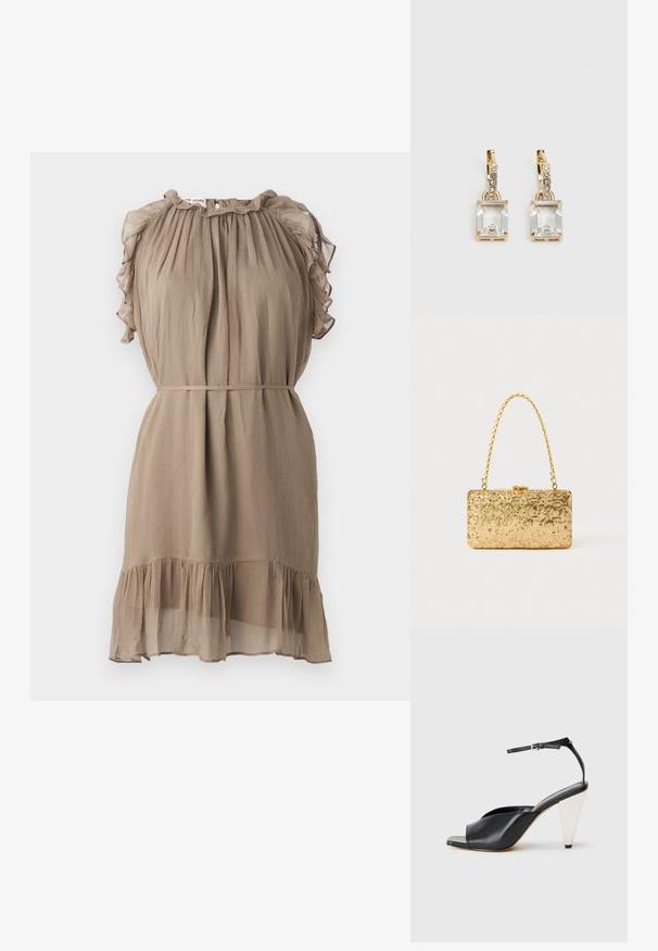 Krátké šaty vyrobené z lehkého, strukturovaného materiálu v barvě taupe. Mají volánkové rukávy, nařasený výstřih a vrstvený lem.; Černé kožené sandály na vysokém podpatku s otevřenou špičkou, asymetrickým designem, ankle strap a kovovým kuželovitým podpatkem. Hladký povrch po celé délce.; Zlatá flitrová kabelka ve tvaru obdélníku, s propleteným řetízkovým uchem a kovovým zapínáním, odrážející světlo s texturovaným povrchem.; Náušnice ve zlatém odstínu s obdélníkovým, průhledným krystalem zavěšeným pod řadou malých, kulatých průhledných akcentů. Elegantní, moderní design.