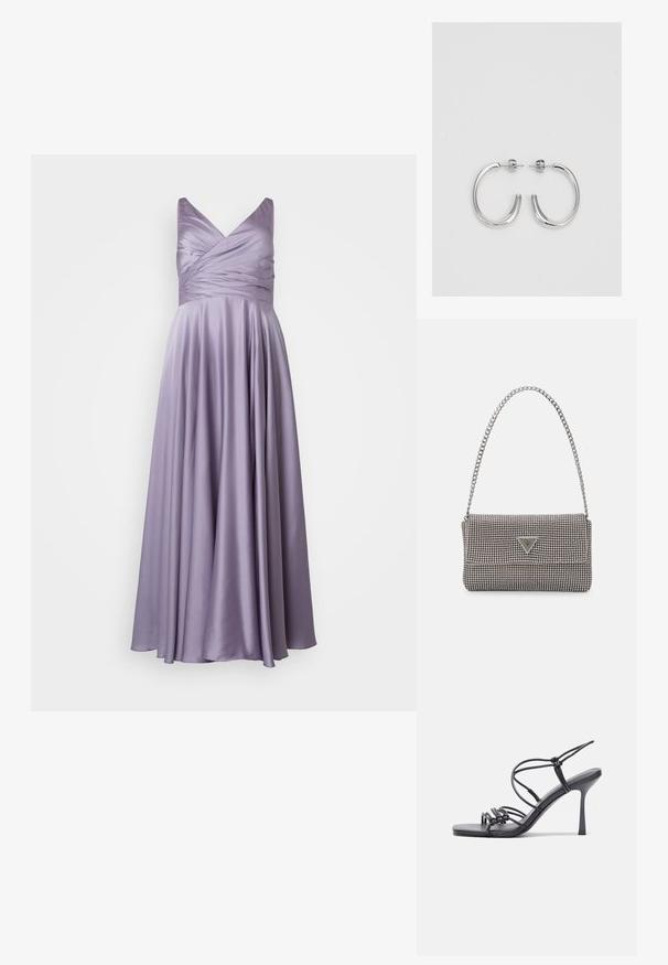 My Mascara Curves Abiti per occasioni speciali - lavender; Sandali neri con tacco alto presentano sottili cinturini con design annodato, una punta quadrata liscia e un elegante tacco a spillo.; Borsa a mano metallica grigia chiara con tracolla a catena, impreziosita da piccoli chiodi metallici circolari e da un logo triangolare del marchio.; Orecchini a cerchio in argento con una finitura liscia e lucente. Forma arrotondata, design leggero, con chiusura a perno.