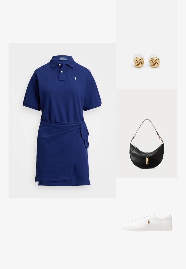 Polo suknelė tamsiai mėlyna, trumpomis rankovėmis, su apykakle, susivyniojanti juosmens su mazgo detalė, pagaminta iš minkštos medvilnės medžiagos.; Baltos odinės sportbačiai, žemo profilio, su lygia tekstūra, apvalia nosimi, raištelių sistema priekyje ir mažyte siuvinėta logo šone.; Juodos odos rankinė pusmėnulio forma. Papuošta auksinėmis detalėmis ir siaura juosta. Lygi tekstūra, užtrauktuko uždarymas viršuje.; Aukso spalvos mazgo auskarai su sukimo dizainu. Kiekvienas auskaras turi apvalų skaidrų pagrindą, užtikrinantį saugų dėvėjimą.