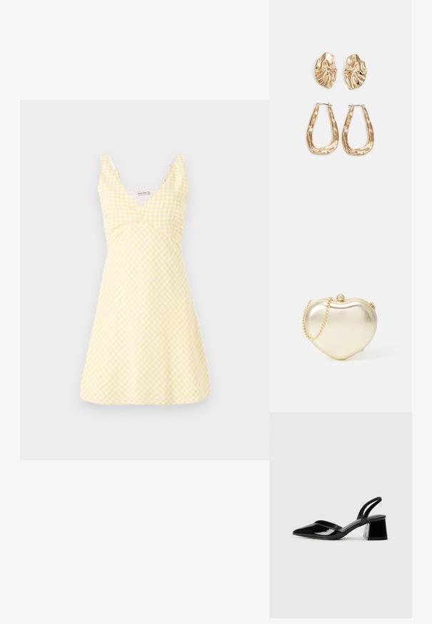 Sárga kockás ruha V-nyakkivágással, testhez simuló felsőrésszel és bővülő szoknyával. Az anyag sima textúrájú, fehér kockás mintázattal.; Fekete lakk bőr szandálkés magas sarkú cipő, hegyes orral és geometrikus tömbsarkakkal. Karcsú, minimalista dizájn és sima textúra jellemzi.; Arany fém szív alakú táska lánc pánttal és gyöngy zár részlettel. Simaszerkezet, kompakt kialakítás a kis alapvető dolgokhoz.; Aranyszínű fülbevalók, texturált, hullámos formákkal. Tartalmazza a szobrászati klipszes studokat és az open hoop kialakítást, kalapácsos felülettel.
