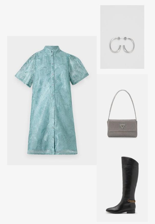 Rövid ujjú ingruha csillogó világoskék anyagból, texturált mintával, álló gallérral és elülső gombos záródással.; Magas fekete bőrcsizma áramvonalas dizájnnal, hegyes orral és arany lánc díszítéssel a bokán. Alacsony, tömbsarkú. Sima felület.; Világosszürke fémes kézitáska lánc pánttal, kis kör alakú fém kifinomult díszítéssel és háromszög alakú márkagéppel.; Ezüst karika fülbevalók sima, fényes felülettel. Lekerekített forma, könnyű kialakítással, tűs zárómechanizmussal.