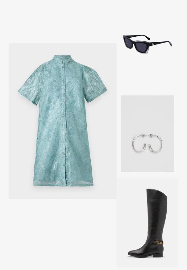 Rövid ujjú ingruha csillogó világoskék anyagból, texturált mintával, álló gallérral és elülső gombos záródással.; Magas fekete bőrcsizma áramvonalas dizájnnal, hegyes orral és arany lánc díszítéssel a bokán. Alacsony, tömbsarkú. Sima felület.; Fekete, nagyméretű napszemüveg geometrikus formával, sötét lencsékkel és kontrasztos szürke részlettel a kereten. Logó a szárán.; Ezüst karika fülbevalók sima, fényes felülettel. Lekerekített forma, könnyű kialakítással, tűs zárómechanizmussal.