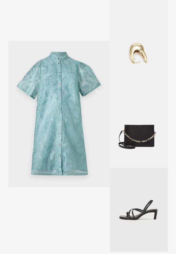 Kortärmad skjortklänning i skimrande ljusblått tyg med ett texturerat mönster, med ståkrage och knäppning framtill.; Svart sandaler med remmar och fyrkantig tå samt låg blockklack. Har flera tunna remmar och en justerbar ankelrem. Tillverkad av mjukt läder.; Svart läder crossbody-väska med en slät yta, rektangulär form och metallickedjedetalj på framsidan. Justerbar rem ingår.; Örhänge i guldtonad metall med en elegant, böjd design. Har en distinkt spetsig form, polerad yta och gångjärnslås.