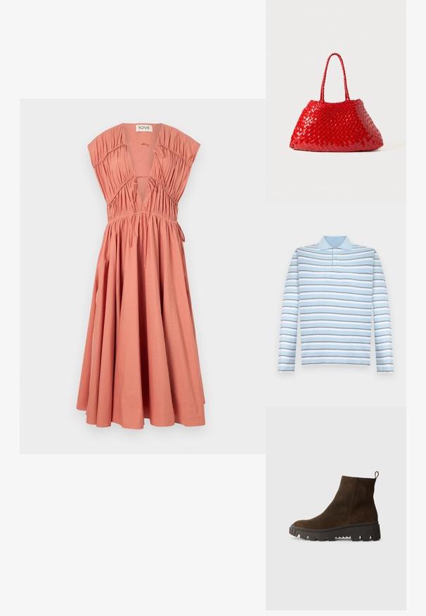 Šatové šaty v broskvové barvě s krátkými, strukturovanými rukávy, skládáním na těle, hlubokým V-výstřihem, detailem na zavazování a splývavou sukní. Materiál: bavlna.; Světle modrá polokošile s dlouhým rukávem, vodorovné šedé a bílé pruhy a límečkový výstřih.; Hnědé semišové kotníkové boty s masivní černou gumovou podrážkou, s mírným podpatkem a s poutkem na zadní straně pro snadné obouvání.; Červená tkaná kabelka s lesklým povrchem, vybavená pletenými ušima. Výrazný trojúhelníkový tvar a texturovaný povrch s hustým vzorem.