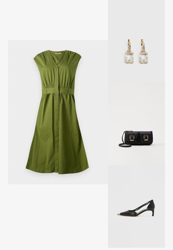 Groene katoenen jurk met een v-hals, korte mouwen, elastische tailleband en een klokrok. Gladde textuur, knielang en zonder patronen.; Zwart leren kittenhak met puntige zilveren neus en dubbele gespsluitingen op een witte achtergrond.; Zwarte leren schoudertas met twee vo pockets, gouden gespen, ritsluiting en een smalle band. Tekstuur oppervlak en compacte rechthoekige vorm.; Gouden oorbellen met een rechthoekige, heldere kristal die onder een rij kleine, ronde heldere accenten hangt. Strak, modern ontwerp.