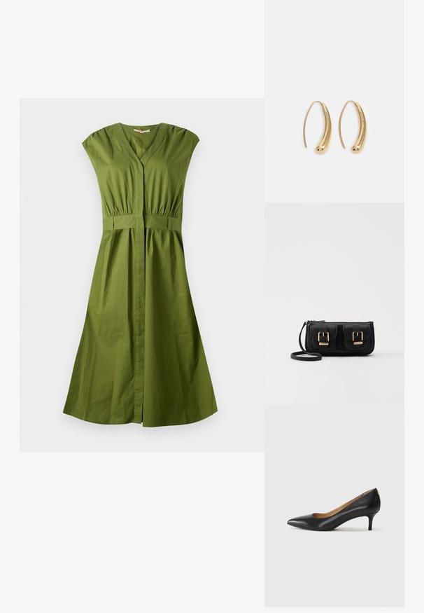 Zelena bombažna obleka z V-izrezom, kratkimi rokavi, elastičnim pasom in razširjenim krilom. Gladka tekstura, do kolen in brez vzorcev.; Črne usnjene črpalke s koničastim nosom, nizko peto in gladko teksturo. Imajo rahlo odprtino spredaj in minimalno opremo zadaj.; Črna usnjena torbica čez ramo z dvema sprednjima žepoma, zlatimi zaponkami, zadrgo in ozkim pasom. Tekstura površine je strukturirana, obliko pa ima kompaktno pravokotno.; Zlato-tonirani kovinski uhani v obliki obroča s krivuljo in podolgovato obliko. Imajo gladko, sijočo površino in zaobljen vrh za dodaten detajl.