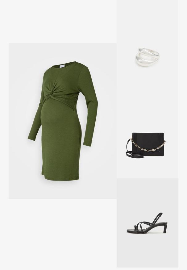 Oliwkowa sukienka ciążowa z długimi rękawami i zawiązanym przodem, wykonana z miękkiego, elastycznego materiału. Prosty i dopasowany fason.; Czarne sandały na obcasie z prostokątnym noskiem i niskim słupkowym obcasem. Posiadają wiele cienkich pasków i regulowany pasek na kostkę. Wykonane z gładkiej skóry.; Czarna skórzana torebka typu crossbody z gładką teksturą, prostokątnym kształtem oraz metalowym detalem w postaci łańcuszka z przodu. W zestawie regulowany pasek.; Srebrna obrączka podwójna z gładką, polerowaną powierzchnią. Posiada płynny, zakrzywiony kształt z nakładającymi się sekcjami, co nadaje nowoczesny wygląd.