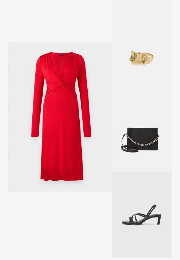 Rdeča obleka z dolgimi rokavi in globokim V-izrezom, s zasukanim detajlom na pasu. Narejena iz gladkega blaga, sega do sredine tele.; Črne natikače s trakovi in kvadratnim prstom ter nizkim blokastim peto. Imajo več tankih trakov in nastavljiv trak okoli gležnja. Narejene so iz gladkega usnja.; Črna usnjena torba čez ramo z gladko teksturo, pravokotno obliko in kovinskim verižnim detajlom spredaj. Vključena je nastavljiva naramnica.; Zlati prstan z teksturiranim, valovitim dizajnom, ki ima tri izrazite vrhove. Gladka, sijoča površina z odprtim pasom za prilagodljivo prileganje.