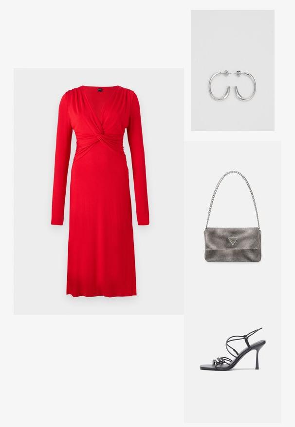 Červené šaty s dlhým rukávom, hlbokým výstrihom do V a prekrúteným detailom v páse. Vyrobené z hladkého materiálu, siahajú po polovicu lýtok.; Čierne sandále na vysokom podpätku majú tenké remienky s uzlovým dizajnom, hladký štvorcový špičku a elegantný stiletto podpätok.; Svetlošedá metalická kabelka s reťazovým popruhom, ozdobená malými kruhovými kovovými štítkami a trojuholníkovým logom značky.; Strieborné kruhové náušnice s hladkým, lesklým povrchom, majú zakrivený tvar a zapínanie na puzetu. Minimalistický dizajn s moderným vzhľadom.