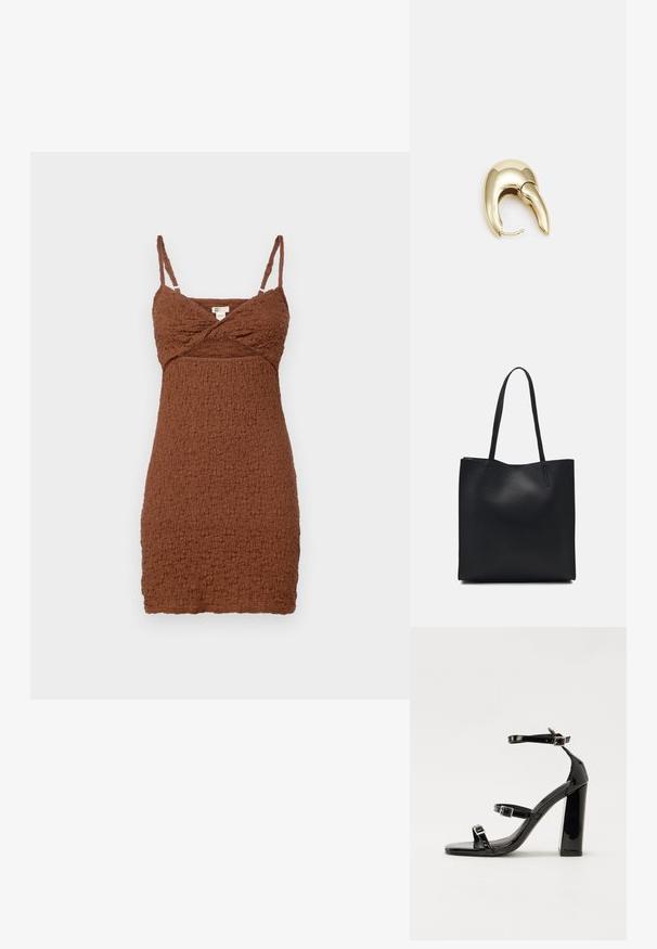 Hněd dresses s texturou, mini délky, s nastavitelnými ramínky a křížením v oblasti hrudi. Vyrobeno z mačkaného materiálu, s přiléhavým střihem.; Černé lakované sandály na podpatku se čtveratou špičkou, lýtkovými pásky a stříbrnými přezkami. Disponují masivním blokovým podpatkem pro stabilitu.; Černá kožená taška přes rameno s hladkým povrchem, obdélníkovým tvarem a dvěma dlouhými uchy. Žádné viditelné kování ani ozdoby.; Náušnice ve zlatém tónu z kovu s elegantním zakřiveným designem. Vyznačují se jedinečným špičatým tvarem, lesklým povrchem a závěsem na kloub.
