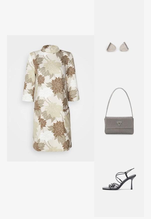 Une robe à imprimé floral avec un col haut, des manches trois-quarts et deux poches. Les couleurs incluent des tons de crème, beige, marron et vert.; Des sandales noires à talons hauts avec des fines lanières au design noué, un bout carré lisse et un talon aiguille élégant.; Sac à main en métal gris clair avec une bandoulière en chaîne, orné de petits clous métalliques ronds et d'un logo de marque triangulaire.; Boucles d'oreilles en métal argenté avec une forme larmoyante lisse et une finition polie. Des gravures subtiles ajoutent des détails. Design minimaliste.