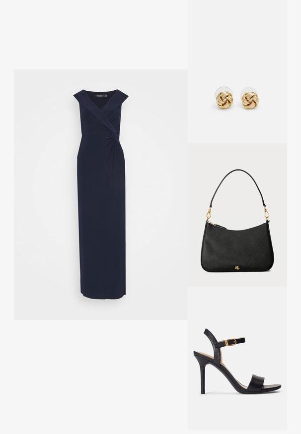 Ναυτικό μακρύ φόρεμα με V λαιμόκοψη, κοντά μανίκια, λεπτομέρεια κόμπου στη μέση και απαλό, ρέον ύφασμα.; Μαύρες ψηλοτάκουνες σάντες με λείο δέρμα στην πάνω πλευρά, ανοιχτή μύτη και σχέδιο με μία μόνο λωρίδα που περιλαμβάνει χρυσό κούμπωμα.; Μαύρη δερμάτινη τσάντα χειρός με δομημένο σχέδιο, διαθέτει φερμουάρ κλεισίματος, αποσπώμενο λουράκι και χρυσές λεπτομέρειες αξεσουάρ.; Σκουλαρίκια σπιράλ σε χρυσό τόνο με πλεγμένο σχέδιο. Κάθε σκουλαρίκι διαθέτει κυκλική διαφανή βάση για ασφαλή εφαρμογή.