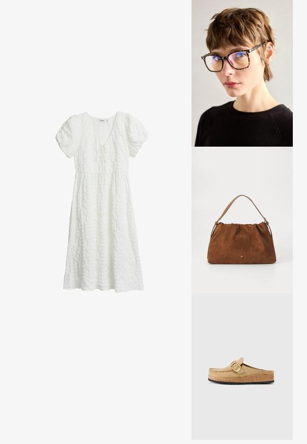 Weißes Kleid aus strukturiertem Material, mit kurzen Puffärmeln, einem V-Ausschnitt und einem Bindedetail an der Brust, das bis zur Mitte der Wade reicht.; Beige Clogs mit einem breiten Riemen und goldener Schnalle, aus weichem Material gefertigt, mit einer Kork-Zwischensohle und einer strukturierten schwarzen Gummisohle.; Schildpattbrille mit großen rechteckigen Fassungen, ausgestattet mit reflektierenden Gläsern und dünnen Bügeln, vor einem neutralen Hintergrund getragen.; Braune Wildlederhandtasche mit einem gerafften Design, ausgestattet mit einem einzelnen hellbraunen Ledertragegurt und einem subtilen goldenen Logo-Detail auf der Vorderseite.