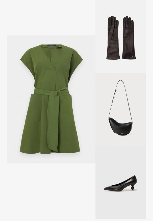 Robe vert olive à manches courtes, décolleté en V, deux poches avant et une ceinture nouée à la taille. Fabriquée en tissu léger.; Chaussure à talon haut en cuir noir avec un bout pointu et un talon arrondi. Texture lisse avec un design épuré et minimal.; Sac à main en cuir noir avec une forme courbée et une seule sangle ajustable. Dispose d'une fermeture éclair et d'un matériel minimal en doré.; Weekend Max Mara SENAPE - Gants - nero