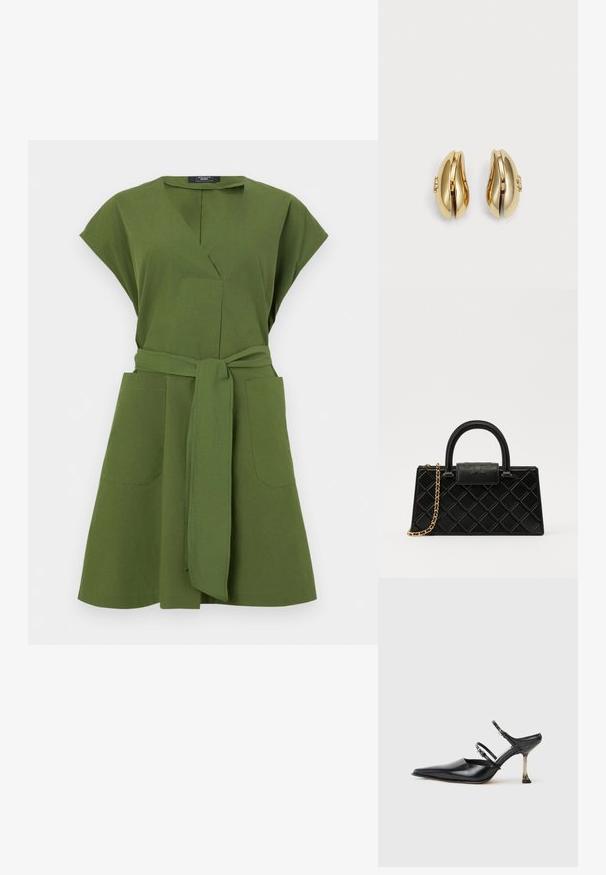 Oliven grøn kjole med korte ærmer, V-hals, to frontlommer og en bundet bælte i taljen. Fremstillet af letvægtsstof.; Sorte læder slingback sko med spids tå, to justerbare stropper og en metalhæl. Glat overflade og minimalistisk design.; Sorte håndtaske lavet af tekstureret læder, med et diamantmønster, guldfarvet kædetræk, og et topgreb med en logo-præget klaplås.; Guldringede øreringe med et flydende, buet design. Hver ørering har en glat overflade og en lille lukning med en dekorativ detalje.