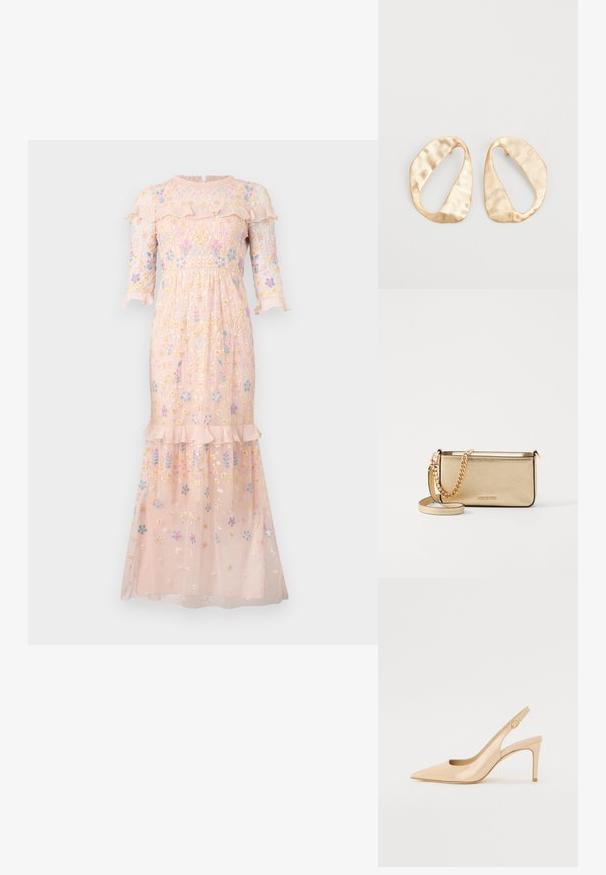 Hímzett rózsaszín ruha áttetsző anyagból, virágmintákkal, fodros nyakkivágással és háromnegyedes ujjakkal.; Meztelen lakkbőr pántos magassarkú, hegyes orral, nyitott elejű és vékony tűs sarkú. A pánton egy kör alakú arany dísz található.; Fémes arany bőr clutch táska textured felülettel, arany lánc pánttal és levehető vállpánttal. Márkájának logója debösszel.; Egy pár szabálytalan, ovális formájú, aranyszínű fém fülbevaló, enyhén kalapált felülettel, fehér háttéren.