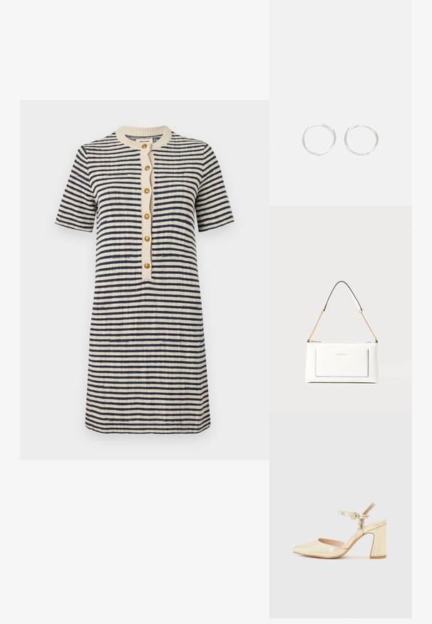 Gestreepte jurk in crème en marineblauw, korte mouwen, ronde halslijn, knopenluiter met gouden knopen, gestructureerde brei stof, lengte boven de knie.; Gouden metallic hoge hak schoen met een spitse neus, een enkelband met een ronde sluiting en een chunky hak ontwerp. Gladde textuur.; Witte leren handtas met een textuurafwerking, voorzien van een gouden schouderhengsel en zwarte accenten. Inclusief een voorvak en ritssluiting.; Zilveren ronde oorbellen met een strak ontwerp, voorzien van een glad oppervlak en zonder zichtbare versieringen. Diameter niet opgegeven.