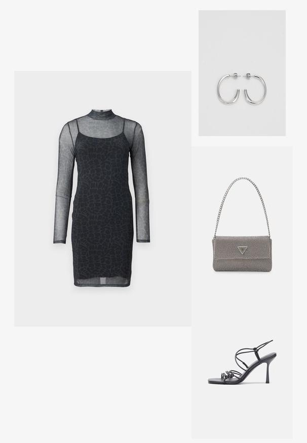 Čierne šaty s dlhými priesvitnými rukávmi a vysokým golierom. Majú priliehavý strih a v látke je integrovaný abstraktný textúrovaný vzor.; Čierne sandále na vysokom podpätku majú tenké remienky s uzlovým dizajnom, hladký štvorcový špičku a elegantný stiletto podpätok.; Svetlošedá metalická kabelka s reťazovým popruhom, ozdobená malými kruhovými kovovými štítkami a trojuholníkovým logom značky.; Strieborné kruhové náušnice s hladkým a lesklým povrchom. Okrúhly tvar, ľahký dizajn, s uzáverom na kolík.