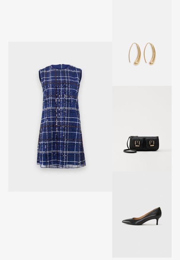 Vestido sin mangas de color azul con estampado de cuadros en blanco y negro, adornado con lentejuelas negras, cierre frontal con cremallera y cuello redondo.; Zapato de tacón negro de cuero con punta afilada, tacón bajo y textura suave. Presenta una ligera apertura en la parte frontal y un hardware minimalista en la parte trasera.; Bolso cruzado de cuero negro con dos bolsillos frontales, hebillas doradas, cierre de cremallera y una correa delgada. Superficie texturizada y forma rectangular compacta.; Pendientes de aro de metal en tono dorado con una forma curva y alargada. Presentan una superficie lisa y brillante y una punta redondeada para mayor detalle.
