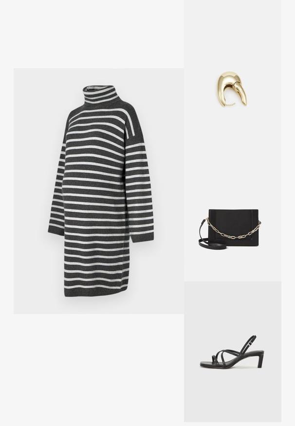 Pasiasta sukienka ciążowa w ciemnoszarym i jasnoszarym kolorze, z wysokim kołnierzem, luźnym krojem i długimi rękawami, wykonana z miękkiego dzianinowego materiału.; Czarne sandały na obcasie z prostokątnym noskiem i niskim słupkowym obcasem. Posiadają wiele cienkich pasków i regulowany pasek na kostkę. Wykonane z gładkiej skóry.; Czarna skórzana torebka typu crossbody z gładką teksturą, prostokątnym kształtem oraz metalowym detalem w postaci łańcuszka z przodu. W zestawie regulowany pasek.; Złote metalowe kolczyki o eleganckim, zakrzywionym kształcie. Posiadają charakterystyczny szpiczasty kształt, polerowaną powierzchnię oraz zapięcie na zawias.