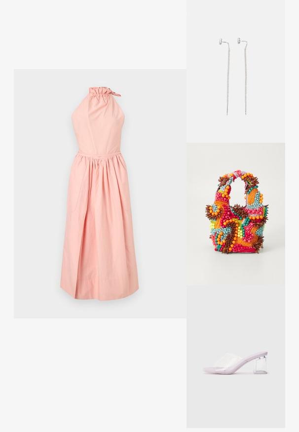 Philosophy di Lorenzo Serafini ABITO - Denné šaty - pink; Fialové podpätky s otvorenou špičkou, jasnou plastovou vrchnou časťou a priehľadným blokovým podpätkom. Hladká textúra, minimalistický tvar.; Kabelka z korálkami s výraznými farbami: ružová, oranžová, modrá a hnedá. Textúrovaný povrch so vzorom kruhových korálkov a organických tvarov, pevným držadlom.; Strieborné visiace náušnice s tenkým, sieťovým dizajnom a priamymi tyčinkovými akcentmi, vybavené motýľovými zámkami pre bezpečné upevnenie.