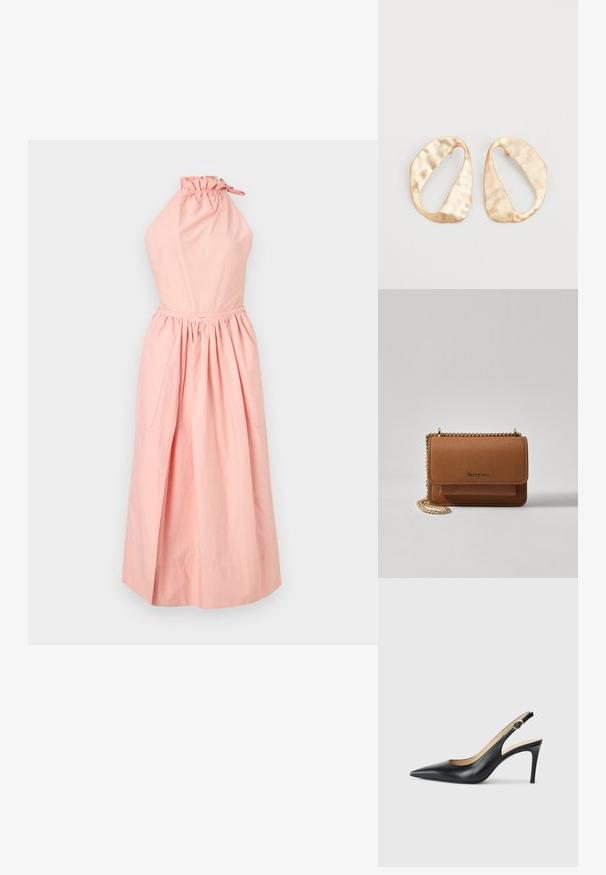 Philosophy di Lorenzo Serafini ABITO - Denní šaty - pink; Černé kožené lodičky na podpatku s špičatou špičkou, nastavitelným páskem a elegantním jehlovým podpatkem, vyznačující se hladkým povrchem.; Hnědá texturovaná kožená kabelka přes rameno se zlatým řetízkovým popruhem a klopnovým uzavíráním. Přední strana obsahuje detail loga a kapsu pod klopou.; Pár nepravidelných oválných náušnic z kovu pozlaceného zlatem s texturovaným, mírně kladivkovým povrchem na bílém pozadí.