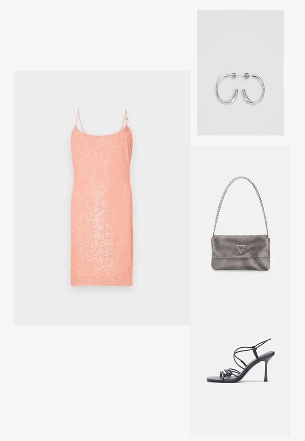 Haljina od breskvastog tila ukrašena šljokicama, s tankim podesivim naramenicama i prilijepim siluetom. Glatka tekstura, do koljena.; Crne sandale na visokoj potpetici imaju tanke trake s čvorastim dizajnom, glatki kvadratni vrh i elegantnu stiletto petu.; Svijetlosivi metalik ruksač s lancem, ukrašen malim okruglim metalnim zakovicama i trokutastim logotipom marke.; Srebrne naušnice u obliku obruča sa glatkom, sjajnom površinom, zakrivljenog oblika i zatvaranjem na čep. Minimalistički dizajn s modernim završetkom.