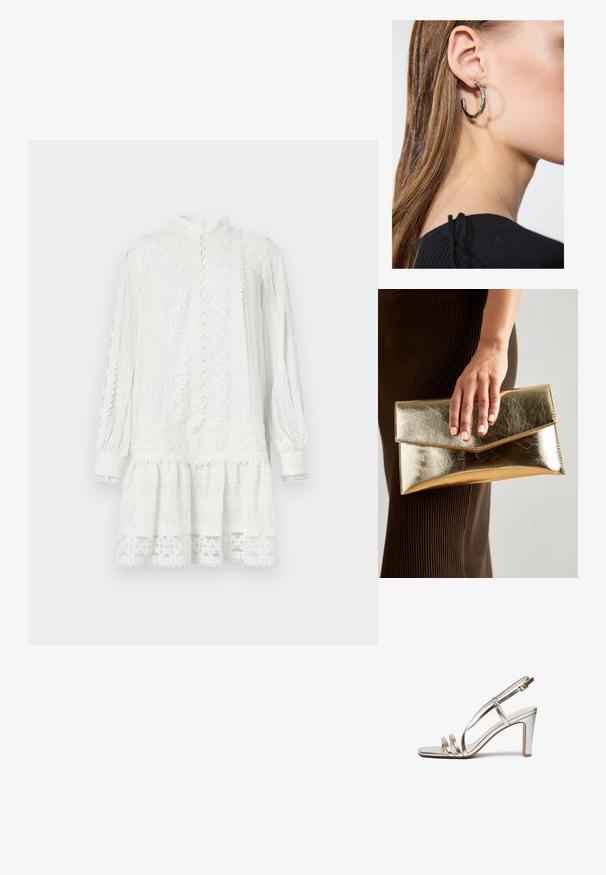 Vestido blanco con mangas largas y un cuello alto. Presenta intrincados patrones de encaje, un tejido texturizado y un dobladillo en capas. Cierre de botones en la parte delantera.; Sandal de tacón alto en plateado metálico con punta abierta, que presenta tres tiras finas a lo largo del pie y una tira en el tobillo con hebilla.; Bolso de mano metálico dorado con una textura suave, que presenta un cierre de solapa triangular. La mano que lo sostiene tiene las uñas bien cuidadas.; Pendiente de aro de plata con un acabado pulido, que presenta pequeños detalles en dorado y una forma redonda, llevado en el lóbulo.