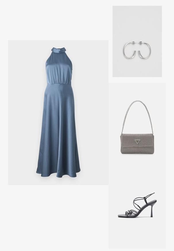 Rochie albastră cu gât halter, dintr-un material texturat, cu un corset ajustat și o fustă fluidă, având o talie elastică și fără elemente metalice vizibile.; Sandale negre cu toc înalt au curele subțiri cu un design legat, un vârf pătrat neted și un toc stiletto elegant.; Geantă metalică gri deschis, cu un strap din lanț, decorată cu mici ținte circulare metalice și un logo de marcă triangular.; Cercei rotunzi din argint cu un finisaj neted și strălucitor. Design ușor, având o formă rotundă și închidere cu tijă.