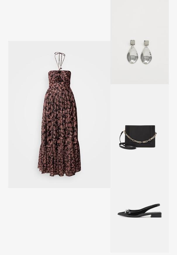 Vestido maxi sin mangas, con un diseño plisado en tejido oscuro que presenta estampados florales en tonos rosas. Cuello halter atado y dobladillo con volantes.; Zapatos slingback de charol negro con puntera puntiaguda, detalles en metal plateado y un tacón bajo tipo bloque. Textura suave y brillante en toda la superficie.; Bolso cruzado de piel negra con textura suave, forma rectangular y un detalle de cadena metálica en el frente. Incluye una correa ajustable.; Pendientes de gota de plata con un arete cuadrado, presentando un acabado suave y pulido en forma de lágrima, que refleja la luz con una superficie brillante.