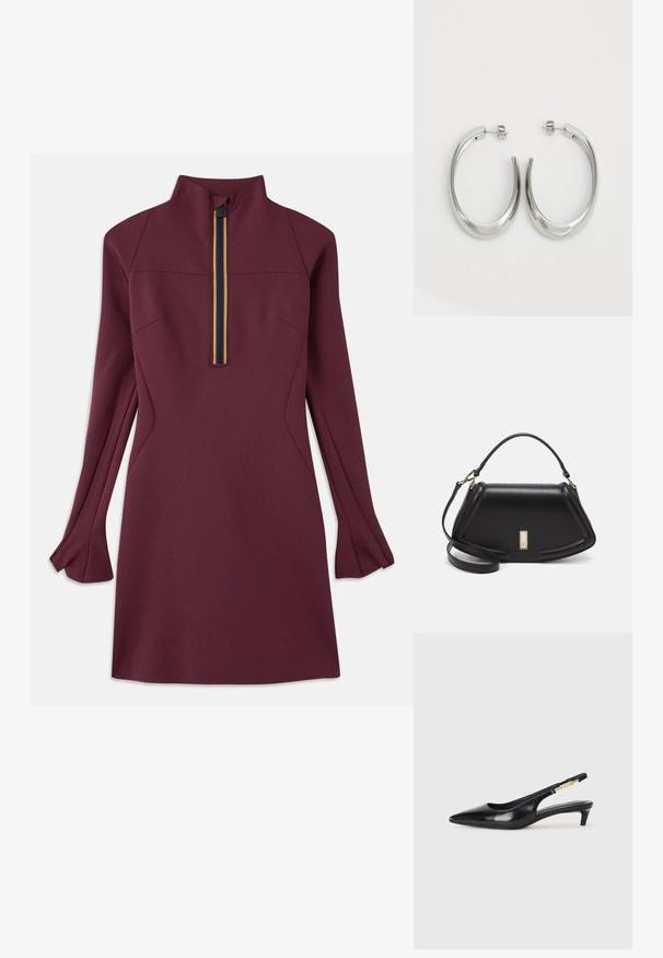 Lavendelfärgad klänning med hög krage och en halv dragkedja med en mångfärgad rand. Långa ärmar med utsvängda muddar, slät textur.; Svart läder slingback-hälar med spetsig tå, med en smal klack och en guldtonad detalj på den justerbara remmen. Slät textur.; Svart läderhandväska med en strukturerad design, som har en avskuren form, ett handtag upptill och guldiga detaljer. Justerbar axelrem ingår.; Silverfärgade hoopsörhängen med en slät, böjd design. Har en glänsande metallisk yta och ett stiftlås. Inga synliga mönster eller detaljer.