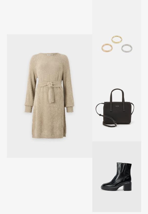 Beige, langärmliges Strickkleid mit strukturiertem Finish. Verfügt über einen gebundenen Gürtel mit einem sternförmigen Metallelement in der Taille.; Schwarze Lackleder-Stiefeletten mit einer geschwungenen Zehenpartie, elastischen Seiteneinsätzen und einem klobigen Blockabsatz. Mit geprägtem Logo auf der Rückseite.; Schwarze Handtasche mit zwei kurzen, doppelt geflochtenen Griffen und einem abnehmbaren Schulterriemen. Glattes, lederähnliches Material mit einem Reißverschluss und Logodetail.; Drei Metallringe: einer in Roségold, einer aus Gold mit strukturierten Akzenten und einer aus Silber, alle mit graviertem Branding auf dem inneren Band.