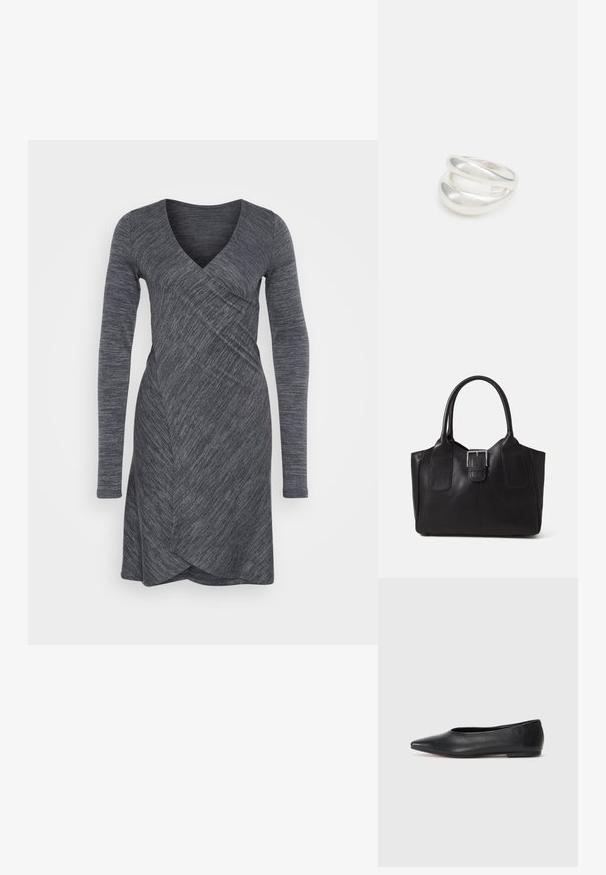 Garais piedurknēm ietērpts kleita tumši pelēkā krāsā ar dziļu V formas kakla izgriezumu, teksturētu audumu un asimetrisku apakšmalu. Elastīgs un piegulošs dizains.; Melna ādas baleta kurpe, ar norādītu purngalu, minimālisma dizains, gluda tekstūra, zema papēža augstums, bez redzamiem aksesuāriem vai rotājumiem.; Melnas ādas somiņa ar gludu tekstūru, strukturētu formu, divām rokturām un izteiktu sudraba sprādzi priekšpusē.; Sudraba divu joslu gredzens ar gludu, pulētu virsmu. Iezīmējas ar plūstošu, izliekta dizaina struktūru ar pārklājošām sekcijām modernam izskatam.