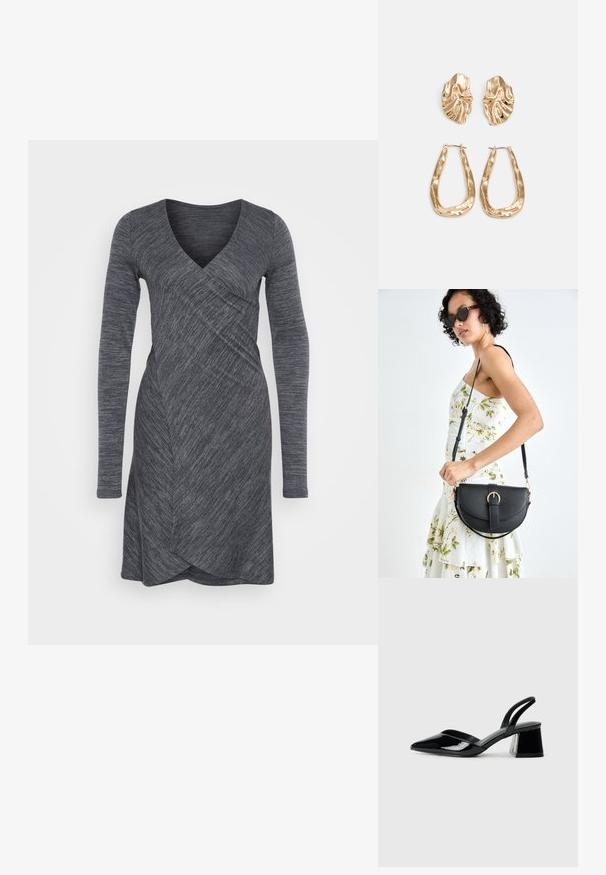 Langermet omslagkjole i mørk heather grå, med dyp V-hals, teksturert stoff og asymmetrisk kant. Elastisk og tettsittende design.; Svarte patentlær slingback hæler med spiss tå og geometrisk blokk hæl. Har et stilrent, minimalistisk design og jevn tekstur.; Svart lærveske med en buet form, avtagbar stropp og gullbeslag. Vesken har et klaff med spenne-detall.; Gullfargede øredobber med teksturerte, bølgete former. Inkluderer skulpturelle klipsstuds og åpen hoop-design med en hamret finish.