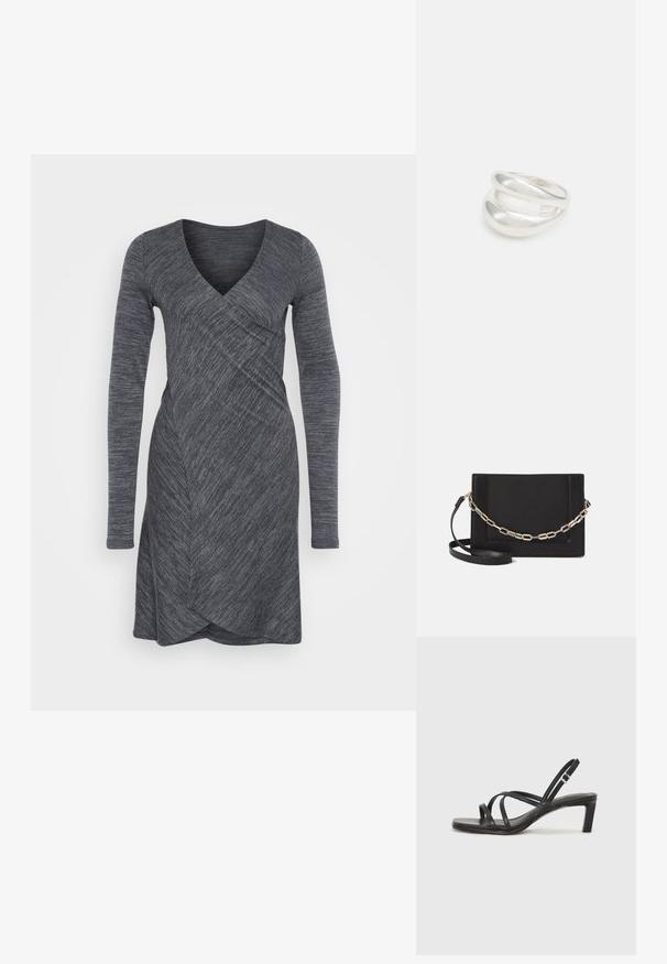 Ilgų rankovių apvyniota suknelė tamsiai pilkos spalvos, su gilia V formos iškirpte, tekstūruotu audiniu ir asimetriška apatine dalimi. Tampri ir prigludusi konstrukcija.; Juodi šlepetės su kvadratiniu pirštu ir žemu bloku kulnu. Yra keli ploni dirželiai ir reguliuojamas kulkšnies diržas. Pagaminti iš lygios odos.; Juodas odinis per petį nešiojamas krepšys turi lygų paviršių, stačiakampio formą ir metalinę grandinėlę priekyje. Pridedama reguliuojama dirželis.; Sidabrinis dvigubas žiedas su lygiu, poliruotu paviršiumi. Pasižymi sklandžiu, kreiptu dizainu su persipinančiomis dalimis, suteikiančiomis modernų išvaizdą.