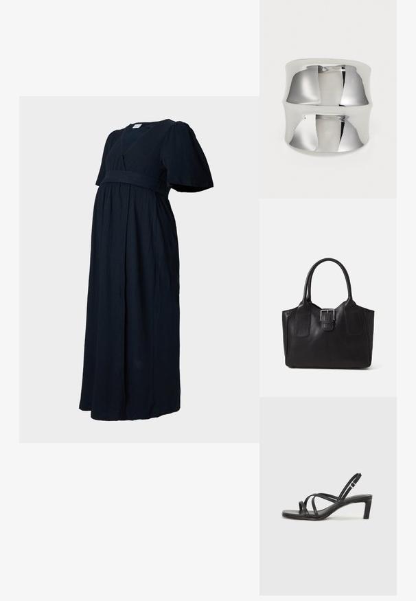 Mørk marineblå maxikjole i et struktureret stof, med v-udskæring, pufærmer og en sammensamlet talje for en løs pasform.; Sorte sandaler med stropper, firkantet tå og lav blokk hæl. Har flere tynne stropper og en justerbar ankelstropp. Laget av glatt lær.; Svart skinn toteveske med jevn tekstur, strukturert form, to håndtak og en fremtredende sølvspenne foran.; Sølv mansjett ring med en glatt, reflekterende overflate. Har et buet design og bred ring, noe som gir et moderne, minimalistisk utseende.