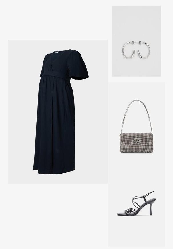 Abito lungo maxi di un blu navy scuro in un tessuto testurizzato, con scollatura a V, maniche a sbuffo e una vita arricciata per una vestibilità comoda.; Sandali neri con tacco alto presentano sottili cinturini con design annodato, una punta quadrata liscia e un elegante tacco a spillo.; Borsa a mano metallica grigia chiara con tracolla a catena, impreziosita da piccoli chiodi metallici circolari e da un logo triangolare del marchio.; Orecchini a cerchio in argento con una finitura liscia e lucente. Forma arrotondata, design leggero, con chiusura a perno.