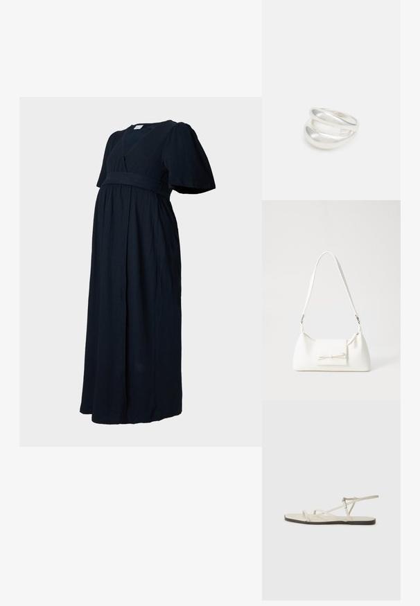 Mørk marineblå maxikjole i et struktureret stof, med v-udskæring, pufærmer og en sammensamlet talje for en løs pasform.; Beige flate sandal med flere slanke stropper og en justerbar spenne. Sålen er flat med en svak mørk kontrast langs kanten.; Hvit syntetisk håndveske med trekantet form, flat klaff foran og sløyfe detaljer, justerbar stropp, glatt tekstur og minimalistisk design.; Sølv ring med dobbelt bånd og en glatt, polert overflate. Har et flytende, buet design med overlappende seksjoner for et moderne utseende.