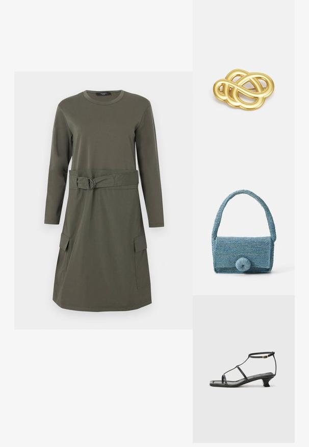 Dolge rokavice obleke iz olivno zelene tkanine s okroglo izrezom, pasom in dvema sprednjima žepe. Gladka tekstura in srednja dolžina.; Črne usnjene sandale s kvadratnim prstom, tankimi trakovi, nastavljivim trakom okoli gležnja in nizko peto. Imajo majhen zlat akcent na traku.; Tkanica modra torbica s teksturirano površino, pravokotne oblike, kratkim ročajem in velikim okroglim zapiralom na sprednji strani.; Broška z zlatim odtenkom, ki se ponaša s zankastim dizajnom, gladkimi, ukrivljenimi linijami in zapleteno obliko, ki odseva poliran zaključek.