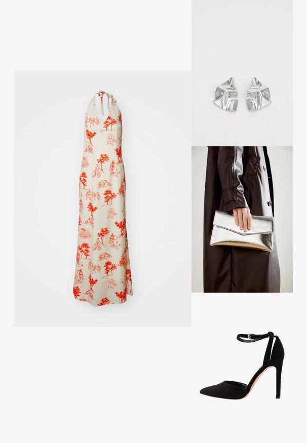 Maxikjole i kremfarget stoff med røde illustrasjoner av trær og mennesker, halterneck med knutedetalj, flytende silhuett og ankel-lengde.; Sorte semskede høyhælte sko med spiss tå, ankelrem og stiletthæl. Designet har en glatt tekstur med minimal detaljer.; Sølv metallisk clutch med et vinklet konvoluttdesign, glatt tekstur og kontrastfarge på innsiden, holdt i en hånd iført en svart kåpe.; Sølvmetall øredobber med et bølgete, skulpturelt design, preget av en polert finish og uregelmessige former, som fremhever en moderne estetikk.