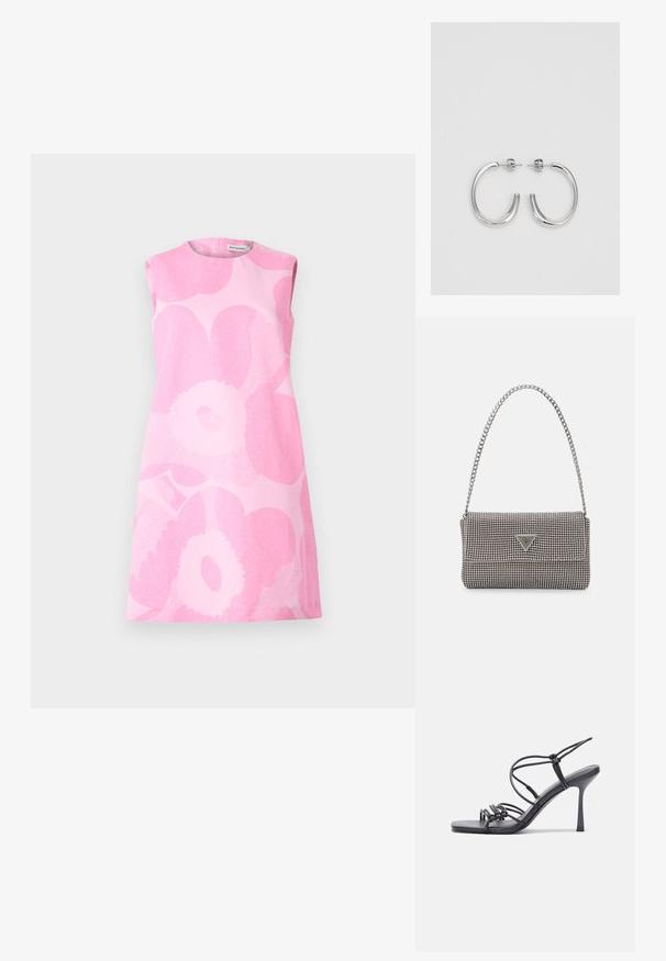 Marimekko SOPIVA UNIKKO - Vestido informal - light pink\pink; Las sandalias negras de tacón alto presentan finas correas con un diseño anudado, una punta cuadrada suave y un elegante tacón de aguja.; Bolso de mano metálico gris claro con una cadena como asa, adornado con pequeños remaches metálicos circulares y un logotipo de marca en forma triangular.; Aros de plata en forma de aro con un acabado liso y brillante. Diseño redondeado y ligero, con cierre de tipo post-back.