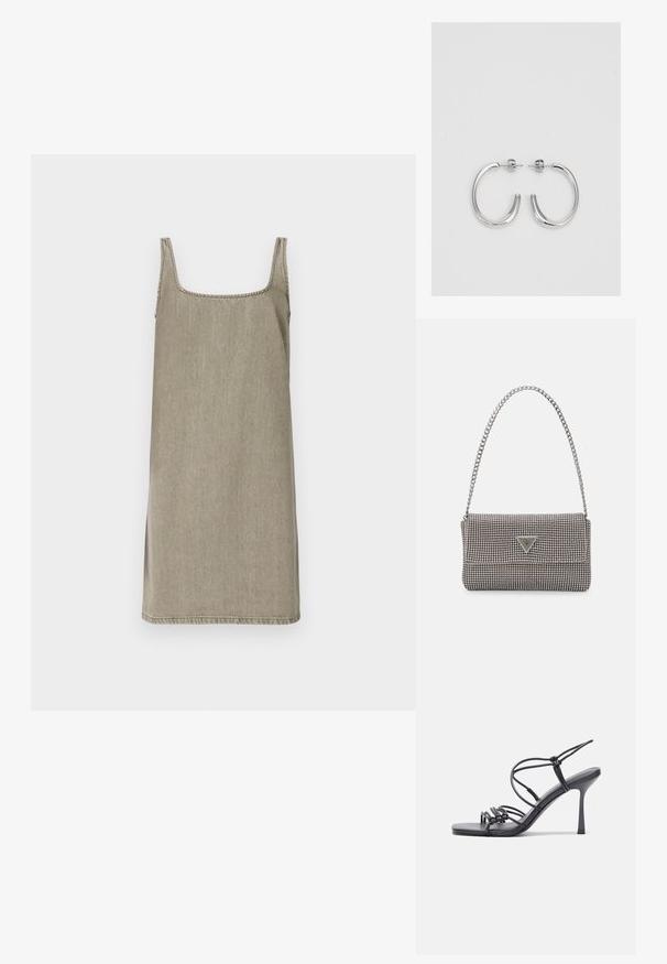 Suknja brez rokavov s kvadratnim izrezom v svetlo sivi denim tkanini. Ima raven kroj z bočnimi razporki in kontrastno šivanje ob izrezu.; Črne visoke sandale na peto imajo tanke naramnice z vozlom, gladek kvadratni toe in eleganten stiletto peto.; Svetlo siva kovinska torbica z verižnim ročajem, okrašena z majhnimi okroglimi kovinskimi bleščicami in trikotnim logotipom blagovne znamke.; Srebrne obročaste uhane z gladko, sijočo površino. Zaobljena oblika, lahka zasnova, z zapiranjem na zatič.