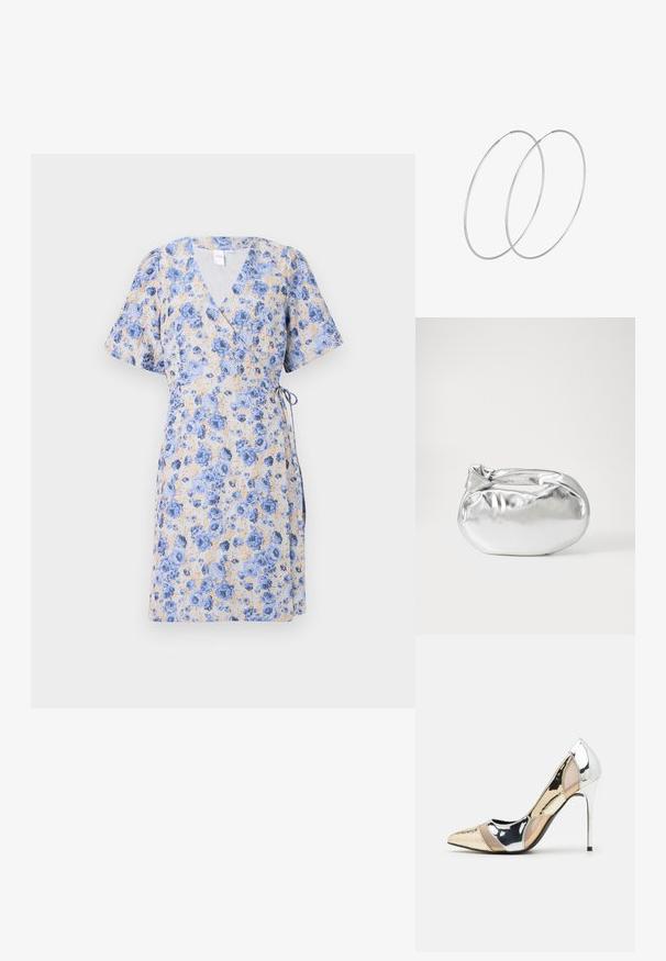 Kombinezon od teksturiranog laganog materijala, s plavim cvjetnim uzorkom na svijetloj pozadini. Kratki rukavi i poveznica u struku.; Cipele s visokom potpeticom i špicastim vrhom u srebrnoj, zlatnoj i nude boji. Sjajan finiš s izrezbarenim dizajnom, s potpeticom u obliku stiletto.; Srebrna metalik torbica s mekim, zaobljenim oblikom i čvorastim zatvaranjem na vrhu. Izrađena od glatke sintetičke kože.; Srebrne okrugle naušnice s minimalističkim dizajnom. Kružni oblik, glatka tekstura i tanak profil. Lagane s poliranim završetkom.