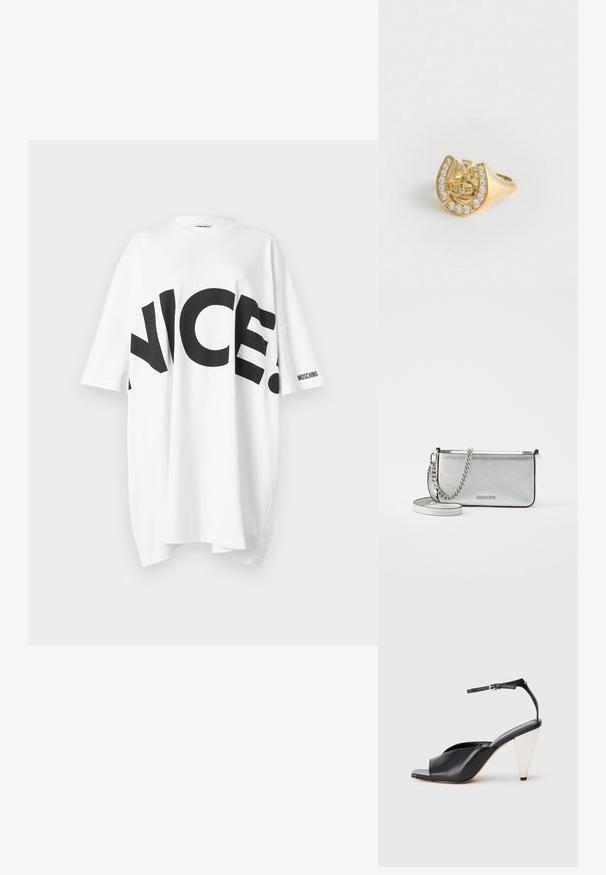 Valkoinen ylisuurikokoinen T-paita, jossa on näyttävä musta "NICE." -teksti edessä. Lyhyet hihat ja "MOSCHINO"-logo yhdessä hihoista. Pehmeä ja rento kangas.; Mustat nahkaiset korkokengät avonaisella varpaalla, epäsymmetrinen muotoilu, nilkkaremmi ja metallinen kartiomallinen korko. Tasainen pinta kauttaaltaan.; Hopeinen nahkainen olkalaukku, jossa on tekstuuri, ketju- ja hihnapainatukset sekä vetoketjukiinnitys. Edessä on logo.; Kultainen sormus, jossa on kruunusuunnittelu hevosenkenkämuodossa, koristeltuna pienillä kirkkailla jalokivillä, valkoisella taustalla.