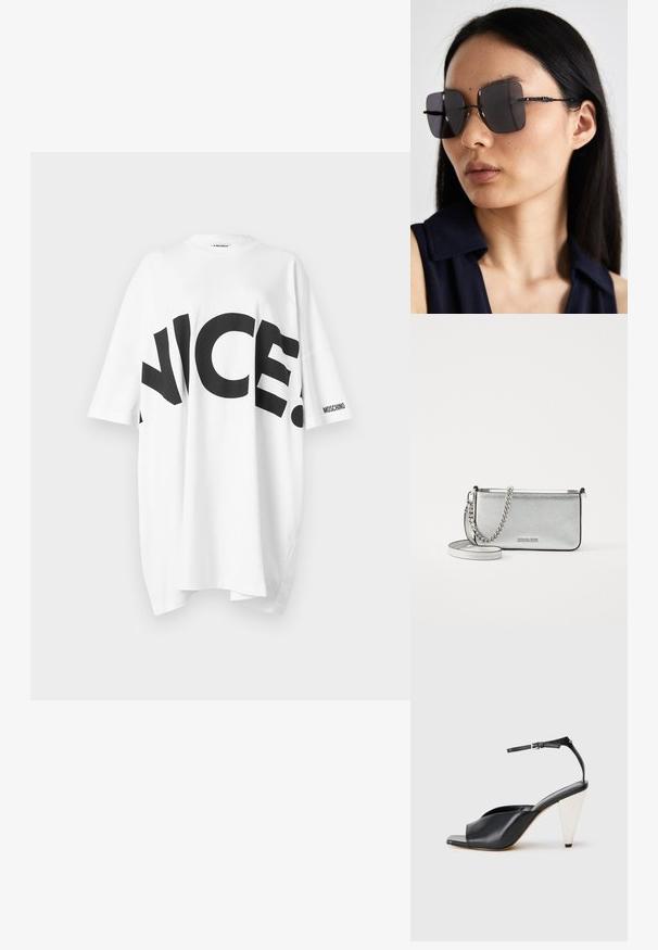 Bílé oversize tričko s tučným černým nápisem "NICE." na přední straně. Krátké rukávy a logo "MOSCHINO" na jednom rukávu. Měkká, pohodlná tkanina.; Černé kožené sandály na vysokém podpatku s otevřenou špičkou, asymetrickým designem, ankle strap a kovovým kuželovitým podpatkem. Hladký povrch po celé délce.; Černé oversized sluneční brýle se čtvercovými skly, tenkými černými obroučkami a složitými vzorovanými detaily na nohách. Nosí je modelka s dlouhými černými vlasy.; Stříbrná kožená kabelka přes rameno s texturovaným povrchem, akcenty z řetízku a popruhu a uzavíráním na zip. Na přední straně má logo.