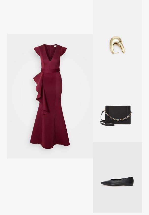 Bordo večerna obleka s kratkimi rokavi, globokim V-izrezom in pasnim delom. Ima drapirano volanasto podrobnost na eni strani, izdelano iz teksturirane tkanine.; Črne usnjene balerinke, koničast toe, minimalističen dizajn, gladka tekstura, nizka peta, brez vidnih kovinskih delov ali okraskov.; Črna usnjena torba čez ramo z gladko teksturo, pravokotno obliko in kovinskim verižnim detajlom spredaj. Vključena je nastavljiva naramnica.; Uhane nakit iz zlatastega tona z gladko, ukrivljeno zasnovo. Ima edinstveno koničasto obliko, polirano površino in zaponko s tečajem.
