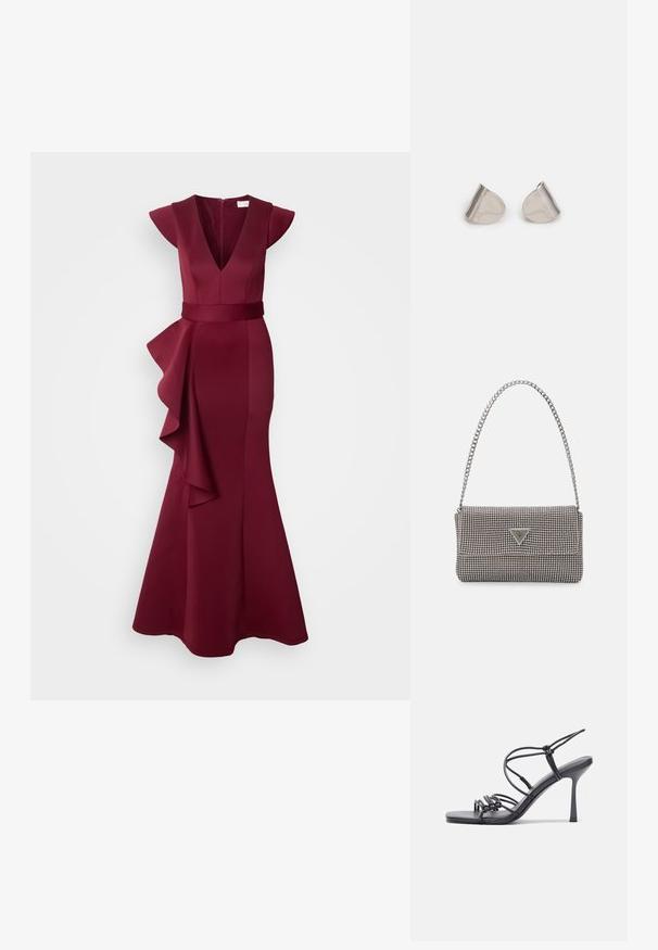 Vestido de noite em bordeaux com mangas curtas, decote em V profundo e painel na cintura. Apresenta um detalhe de ruga drapeada de um lado, feito de tecido texturizado.; As sandálias de salto alto pretas apresentam tiras finas com um design em nó, uma biqueira quadrada lisa e um elegante salto agulha.; Bolsa metálica cinza claro com uma alça de corrente, adornada com pequenos rebites metálicos circulares e um logótipo triangular da marca.; Brincos de metal prateado com uma forma suave de gota e um acabamento polido. Gravações subtis adicionam detalhe. Design minimalista.