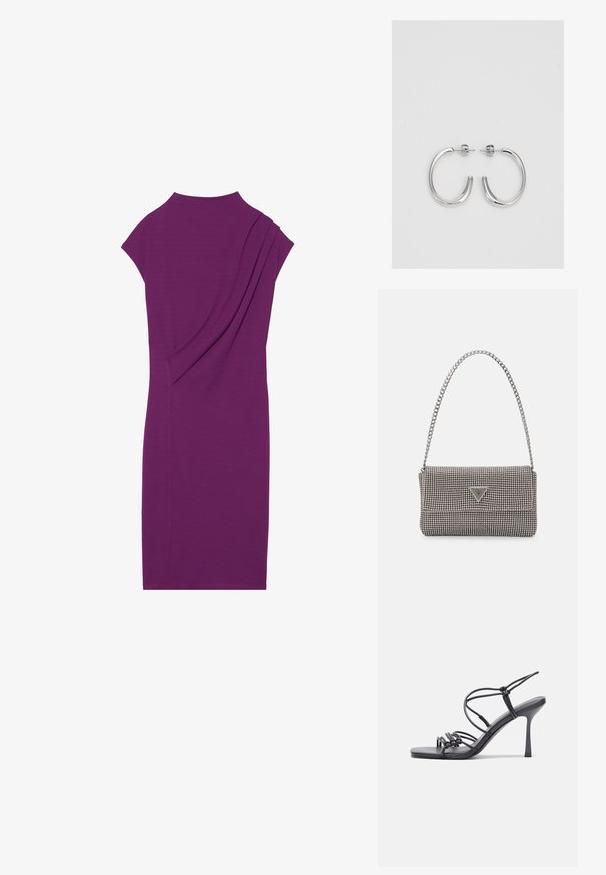 Fioletowa midi sukienka z wysokim dekoltem, krótkimi rękawami i plisowanymi detalami z tyłu. Gładka, elastyczna tkanina, dopasowany krój.; Czarne sandały na wysokim obcasie mają cienkie paski z węzłowym wzorem, gładki, kwadratowy czubek i smukły obcas w stylu szpilki.; Jasnoszara metaliczna torebka na łańcuszku, ozdobiona małymi okrągłymi metalowymi ćwiekami oraz trójkątnym logo marki.; Srebrne kolczyki na biglu o gładkim, błyszczącym wykończeniu. O zaokrąglonym kształcie, lekkim designie, z zamknięciem na zatrzask.