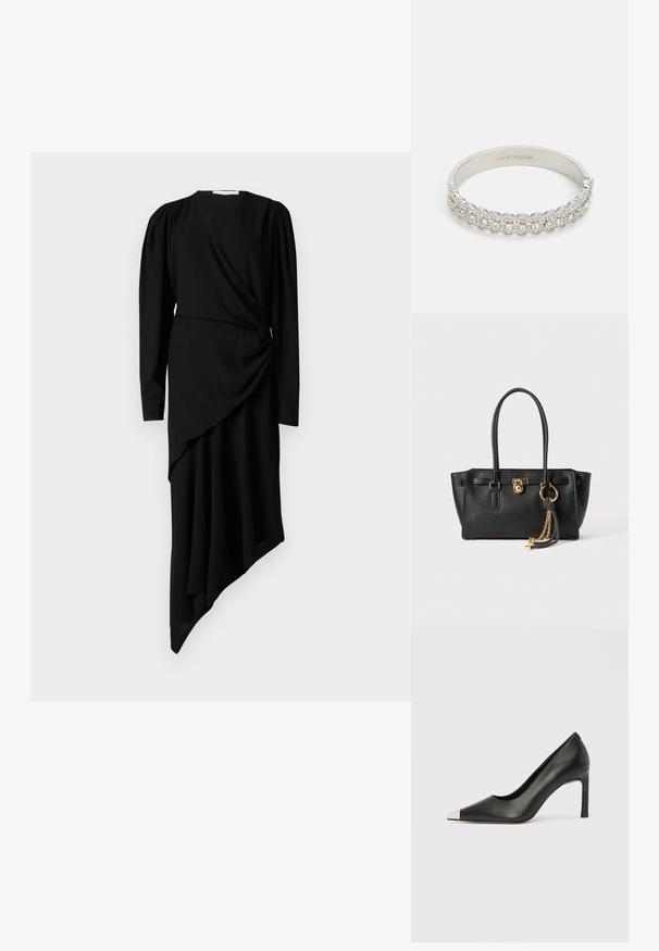 Černé šaty s dlouhým rukávem mají zavinovací design, asymetrický lem a nařasený detail v pase vyrobený z hladkého materiálu.; Černá kožená lodička na vysokém podpatku s špičatou špičkou a stříbrnou kovovou špičkou. Má hladký povrch a štíhlý 10cm podpatek.; Černá kožená kabelka s dvojitými uchy, zlatým zámkem a řetízkem, a černo-bílým třásňovým doplňkem na bílém pozadí.; Stříbrný náramek s řadou kulatých, průhledných krystalů s texturovaným vzorem, hladkým vnitřním povrchem a zapínáním na sponu.; Stříbrný náramek s řadou kulatých, průhledných krystalů s texturovaným vzorem, hladkým vnitřním povrchem a zapínáním na sponu.